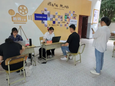 黨建引領聚合力 便民服務零距離--桂林市將軍橋小學黨支部開展“我為群眾辦實事”主題黨日活動