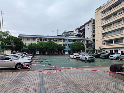 儒雅先鋒行 溫暖在民主--桂林市民主小學開展“五一節”便民服務活動